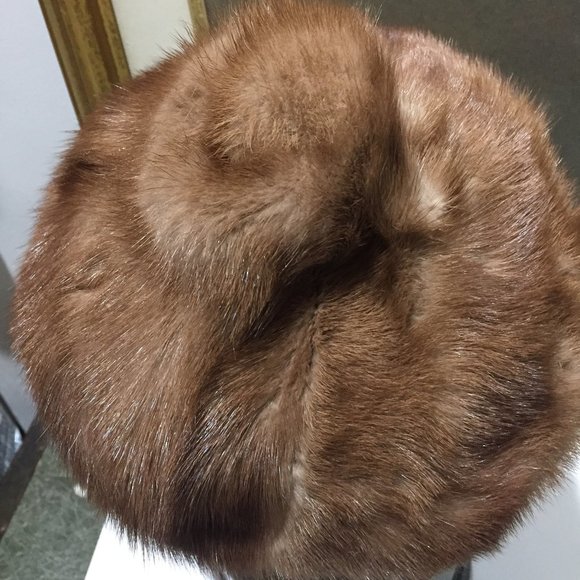 VINTAGE IMPORT SALON EATON'S MINK FUR HATS - Picture 6 of 8